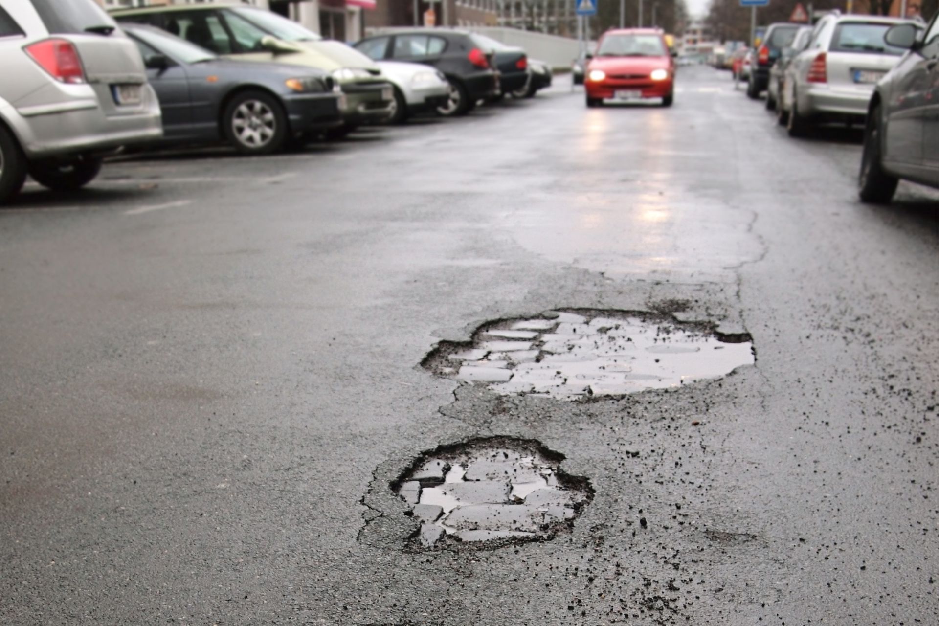 A Milano sono sorte buche e voragini ovunque sul manto stradale: quanto spende ogni anno il Comune per la manutenzione stradale?